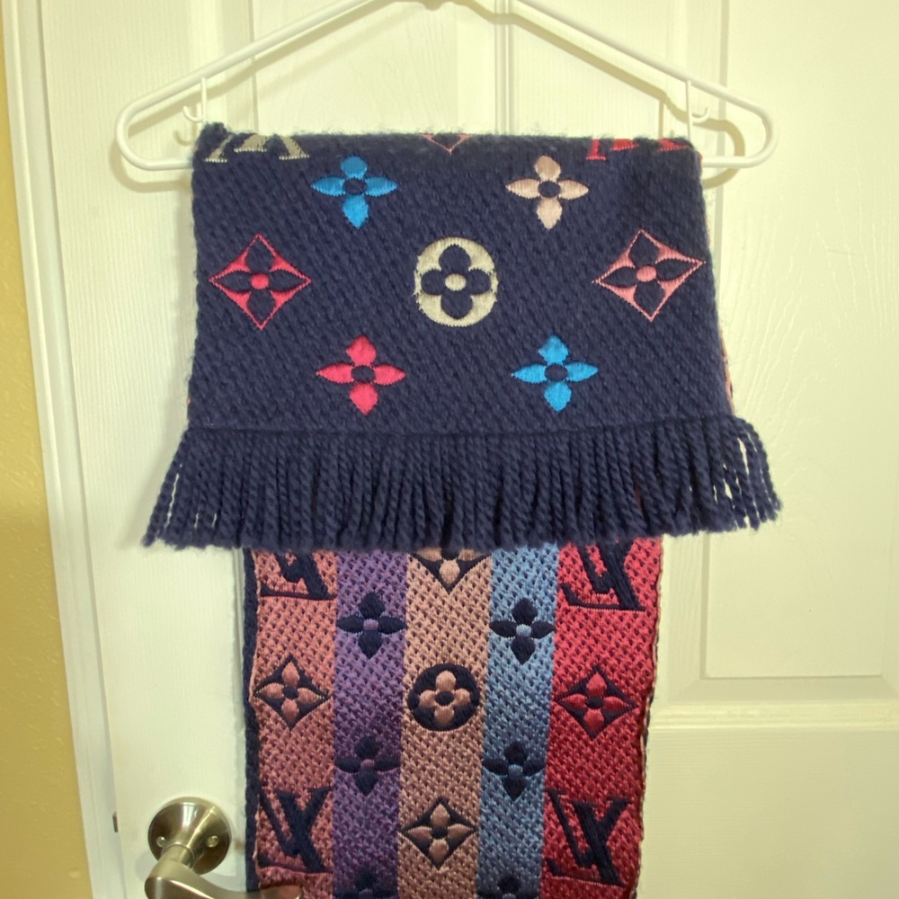 Louis Vuitton RARE Wool Silk
M70899 Monogram
Echarpes Logomania
Rainbow Scarf